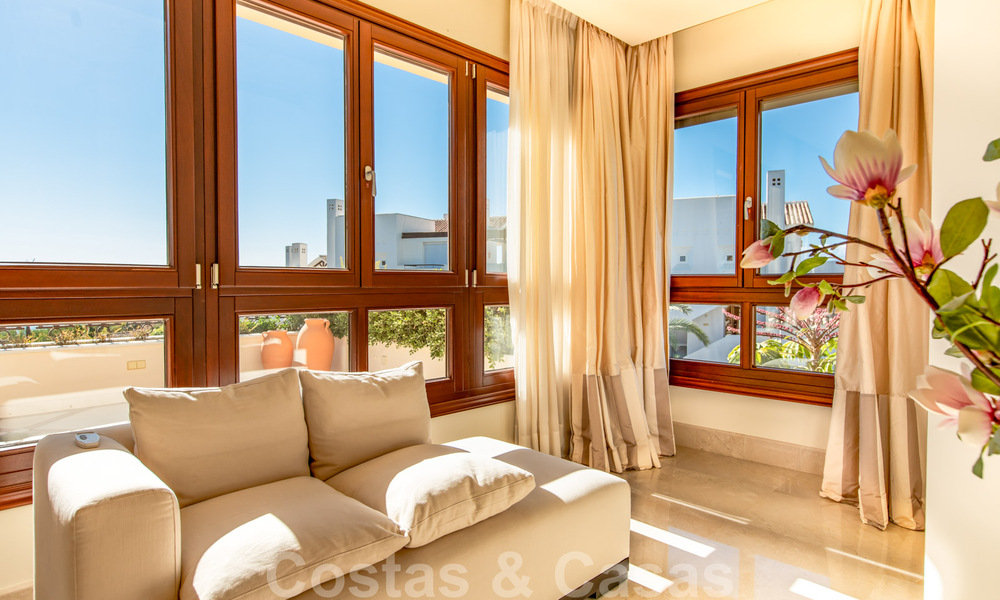 Se vende elegante ático del estilo mediterráneo en frente de la playa con vistas al mar en Los Monteros, Marbella 38098