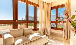 Se vende elegante ático del estilo mediterráneo en frente de la playa con vistas al mar en Los Monteros, Marbella 38098 