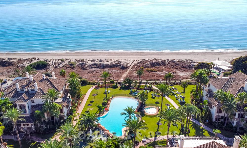 Se vende elegante ático del estilo mediterráneo en frente de la playa con vistas al mar en Los Monteros, Marbella 38099