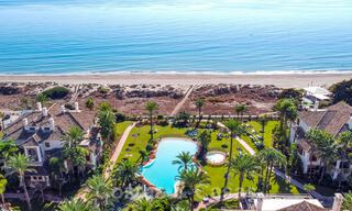 Se vende elegante ático del estilo mediterráneo en frente de la playa con vistas al mar en Los Monteros, Marbella 38099 