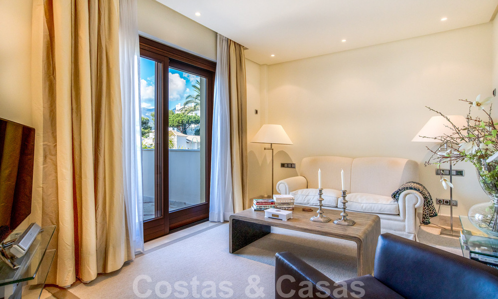 Se vende elegante ático del estilo mediterráneo en frente de la playa con vistas al mar en Los Monteros, Marbella 38100