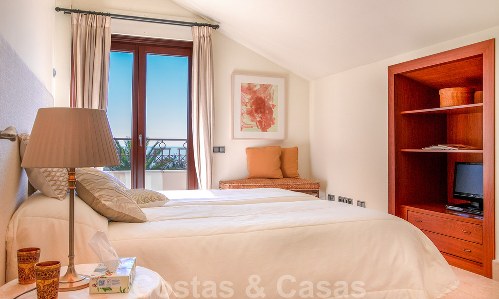 Se vende elegante ático del estilo mediterráneo en frente de la playa con vistas al mar en Los Monteros, Marbella 38104