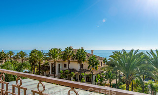 Se vende elegante ático del estilo mediterráneo en frente de la playa con vistas al mar en Los Monteros, Marbella 38105 