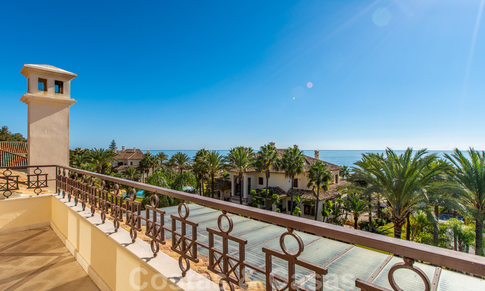 Se vende elegante ático del estilo mediterráneo en frente de la playa con vistas al mar en Los Monteros, Marbella 38106
