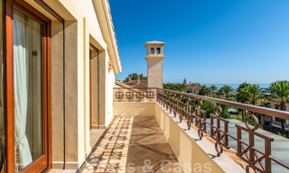 Se vende elegante ático del estilo mediterráneo en frente de la playa con vistas al mar en Los Monteros, Marbella 38107 
