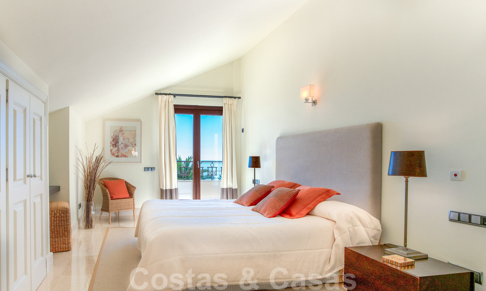 Se vende elegante ático del estilo mediterráneo en frente de la playa con vistas al mar en Los Monteros, Marbella 38108