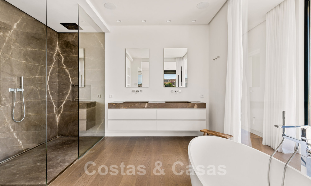 Villa de lujo en venta lista para entrar a vivir con impresionantes vistas al golf, en una prestigiosa zona en Benahavis - Marbella 38160