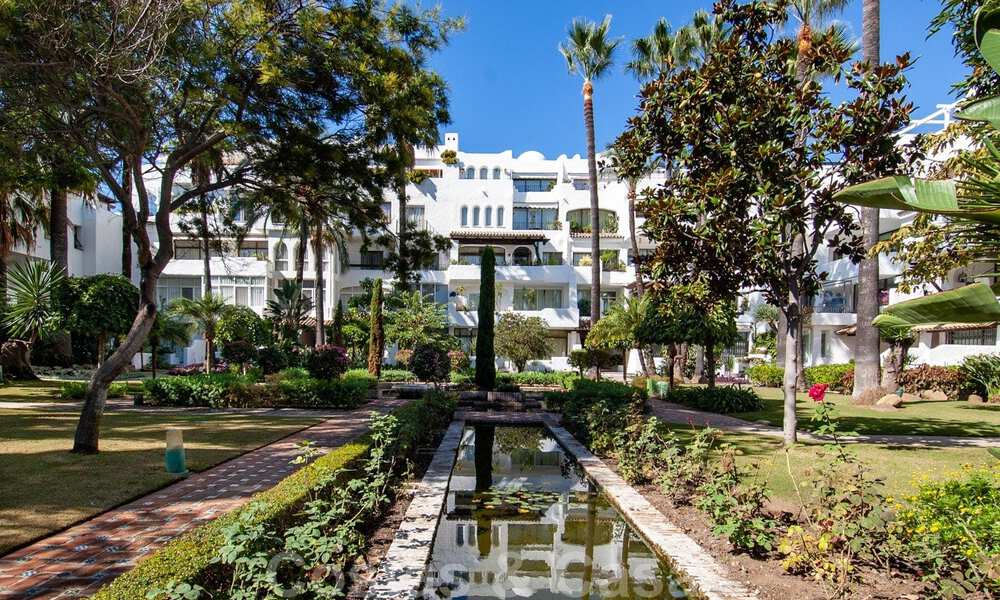 Moderno y espacioso ático de diseño en venta en segunda línea de playa y a poca distancia del centro de Puerto Banús en Marbella 38265
