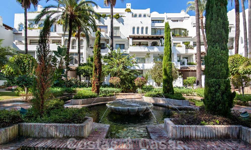 Moderno y espacioso ático de diseño en venta en segunda línea de playa y a poca distancia del centro de Puerto Banús en Marbella 38266