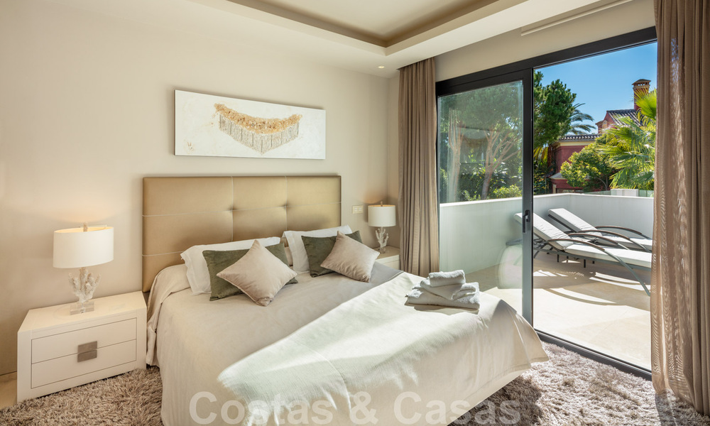 Villa de lujo contemporánea y elegante en venta en una comunidad privada en la Milla de Oro de Marbella 38268