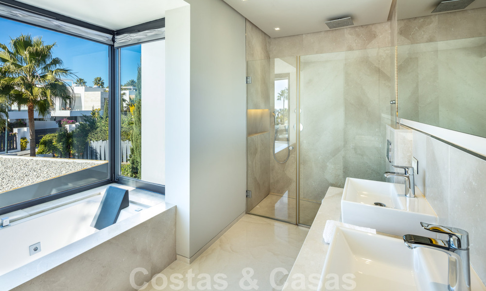 Villa de lujo contemporánea y elegante en venta en una comunidad privada en la Milla de Oro de Marbella 38274