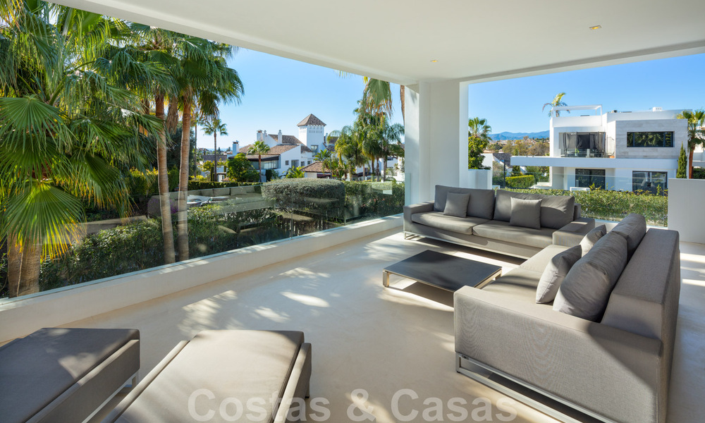Villa de lujo contemporánea y elegante en venta en una comunidad privada en la Milla de Oro de Marbella 38275