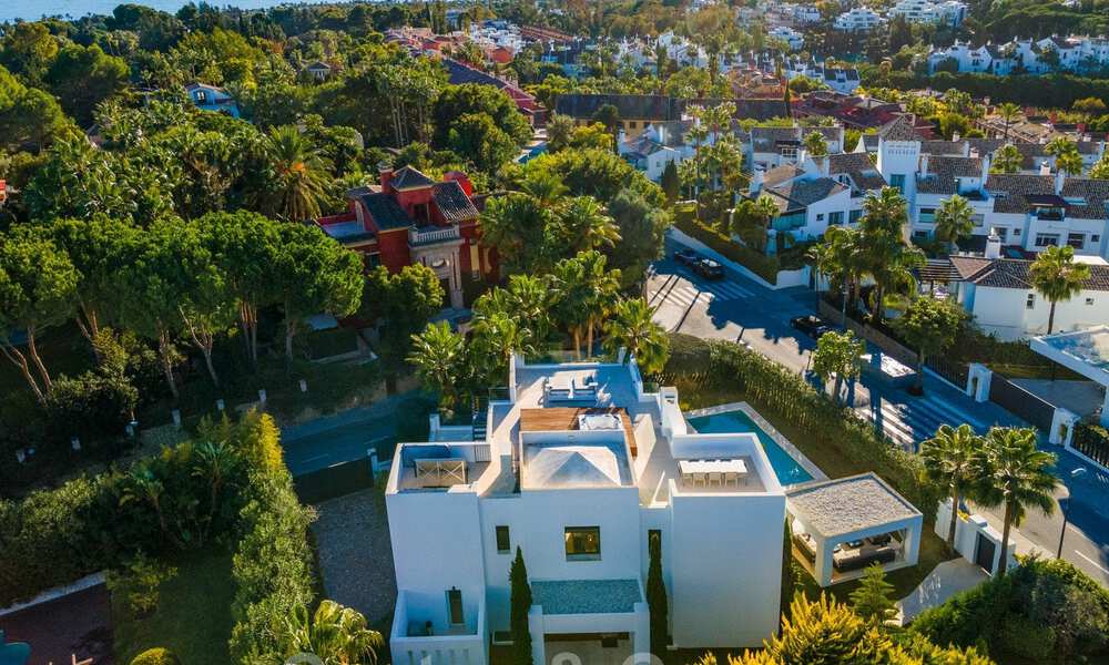 Villa de lujo contemporánea y elegante en venta en una comunidad privada en la Milla de Oro de Marbella 38283