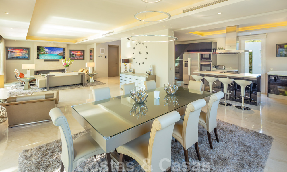 Villa de lujo contemporánea y elegante en venta en una comunidad privada en la Milla de Oro de Marbella 38287
