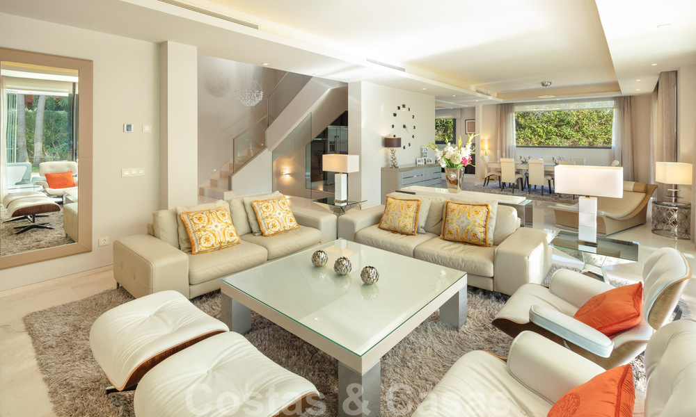 Villa de lujo contemporánea y elegante en venta en una comunidad privada en la Milla de Oro de Marbella 38289