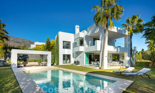 Villa de lujo contemporánea y elegante en venta en una comunidad privada en la Milla de Oro de Marbella 38292 