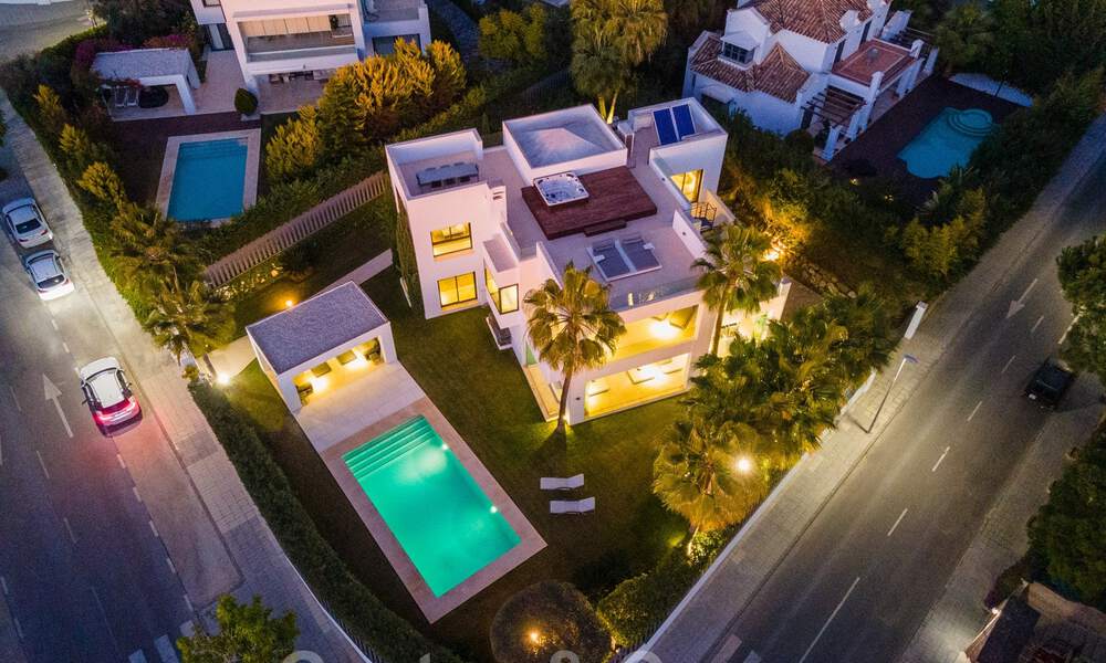 Villa de lujo contemporánea y elegante en venta en una comunidad privada en la Milla de Oro de Marbella 38295