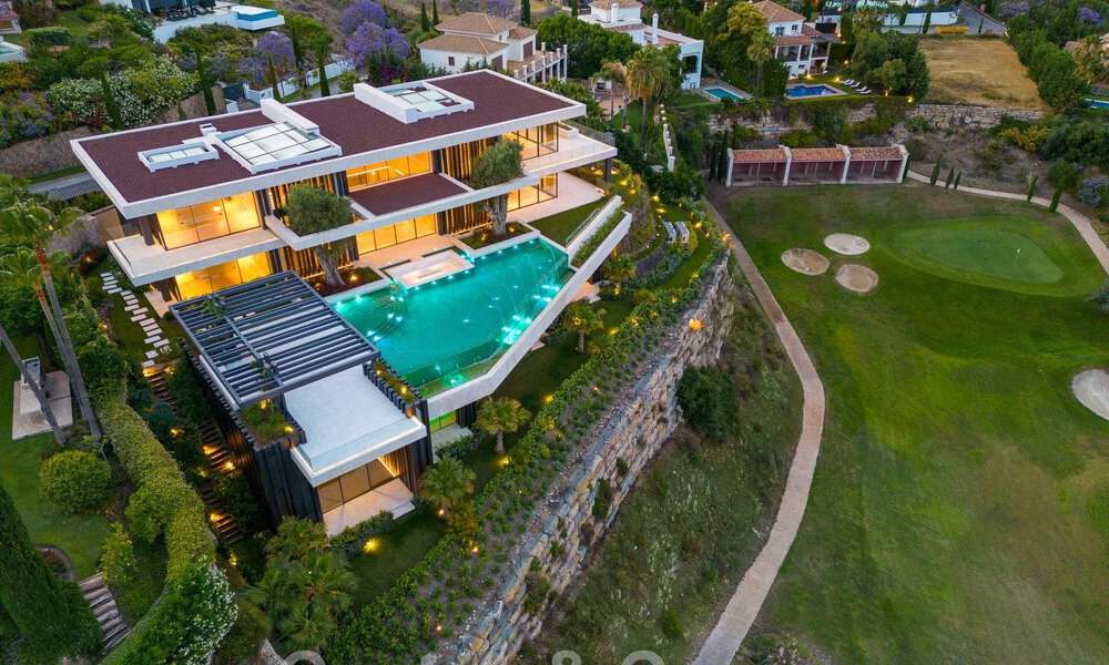 Nueva, moderna y majestuosa villa en venta con vistas panorámicas en un resort de golf de cinco estrellas en Marbella - Benahavis 52387