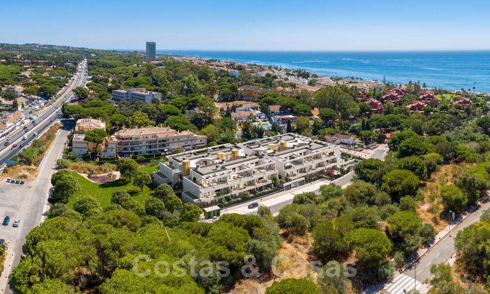 Nuevos y modernos apartamentos en venta al lado de la playa de Elviria en Marbella 38500