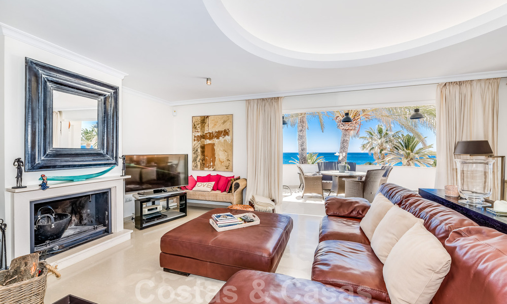 Preciosa y auténtica casa en segunda línea de playa en venta con impresionantes vistas al mar en una urbanización privada en la Milla de Oro, Marbella 38590