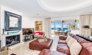 Preciosa y auténtica casa en segunda línea de playa en venta con impresionantes vistas al mar en una urbanización privada en la Milla de Oro, Marbella 38590 