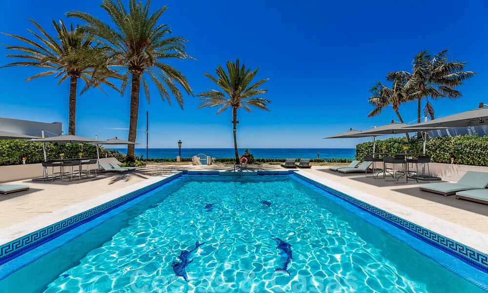Preciosa y auténtica casa en segunda línea de playa en venta con impresionantes vistas al mar en una urbanización privada en la Milla de Oro, Marbella 38591