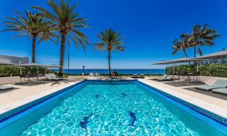 Preciosa y auténtica casa en segunda línea de playa en venta con impresionantes vistas al mar en una urbanización privada en la Milla de Oro, Marbella 38591 
