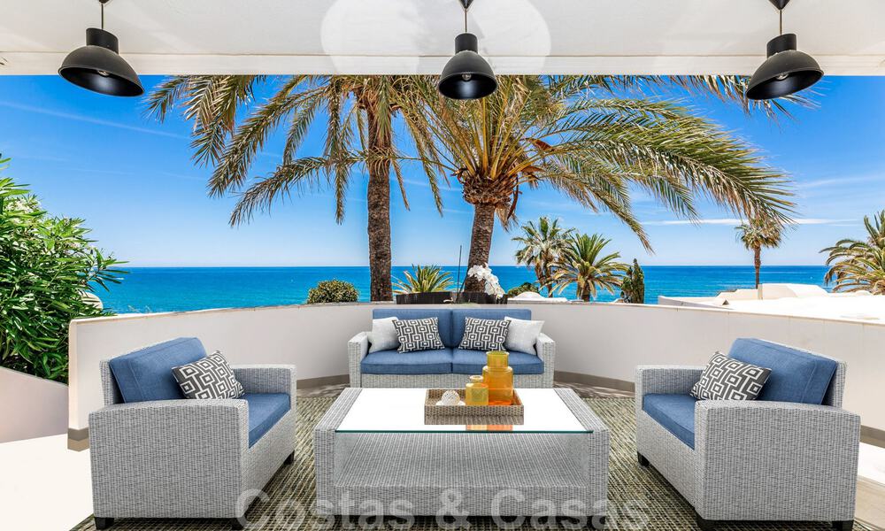 Preciosa y auténtica casa en segunda línea de playa en venta con impresionantes vistas al mar en una urbanización privada en la Milla de Oro, Marbella 38594