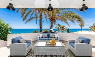 Preciosa y auténtica casa en segunda línea de playa en venta con impresionantes vistas al mar en una urbanización privada en la Milla de Oro, Marbella 38594 
