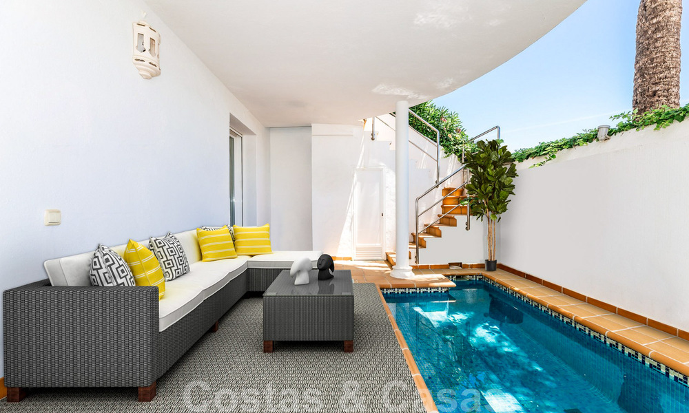 Preciosa y auténtica casa en segunda línea de playa en venta con impresionantes vistas al mar en una urbanización privada en la Milla de Oro, Marbella 38595