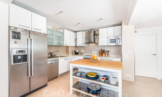 Preciosa y auténtica casa en segunda línea de playa en venta con impresionantes vistas al mar en una urbanización privada en la Milla de Oro, Marbella 38598 