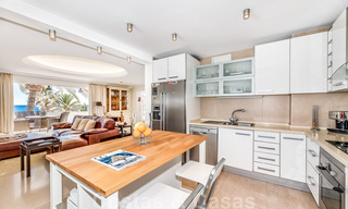 Preciosa y auténtica casa en segunda línea de playa en venta con impresionantes vistas al mar en una urbanización privada en la Milla de Oro, Marbella 38599 