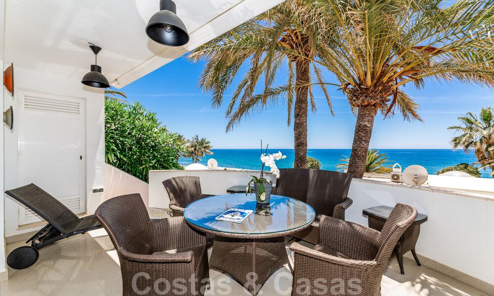 Preciosa y auténtica casa en segunda línea de playa en venta con impresionantes vistas al mar en una urbanización privada en la Milla de Oro, Marbella 38601