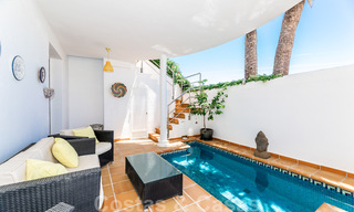 Preciosa y auténtica casa en segunda línea de playa en venta con impresionantes vistas al mar en una urbanización privada en la Milla de Oro, Marbella 38602 