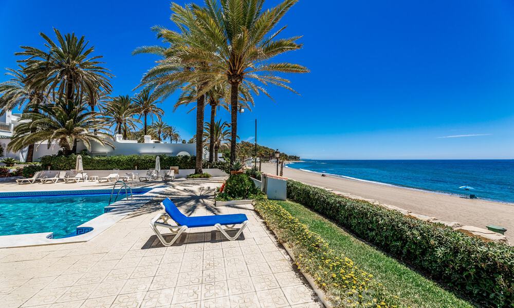 Preciosa y auténtica casa en segunda línea de playa en venta con impresionantes vistas al mar en una urbanización privada en la Milla de Oro, Marbella 38603