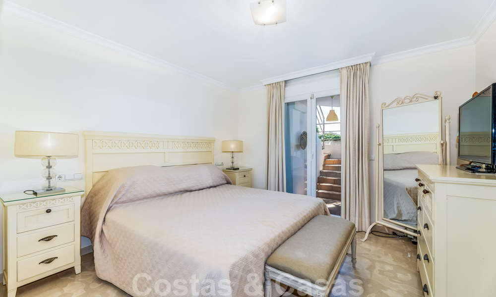 Preciosa y auténtica casa en segunda línea de playa en venta con impresionantes vistas al mar en una urbanización privada en la Milla de Oro, Marbella 38604