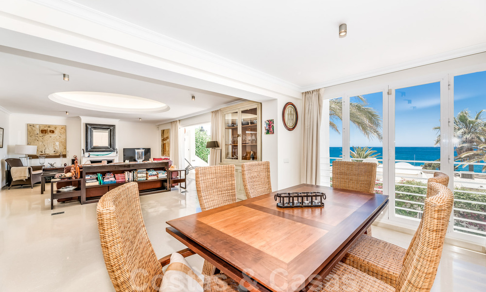 Preciosa y auténtica casa en segunda línea de playa en venta con impresionantes vistas al mar en una urbanización privada en la Milla de Oro, Marbella 38605