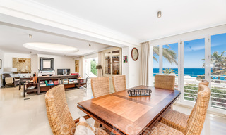 Preciosa y auténtica casa en segunda línea de playa en venta con impresionantes vistas al mar en una urbanización privada en la Milla de Oro, Marbella 38605 
