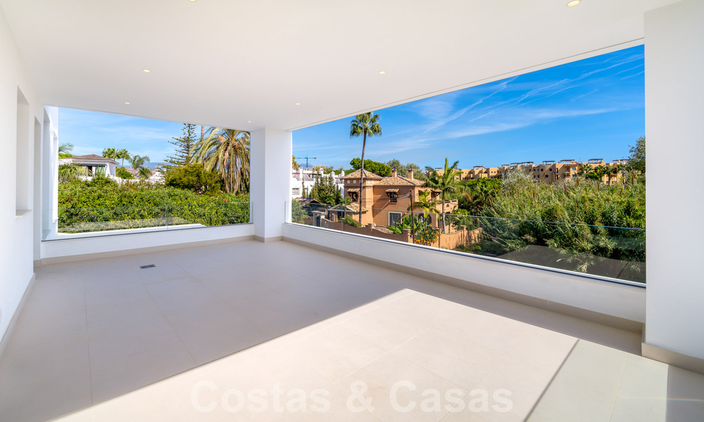 Se vende villa moderna, nueva, lista para entrar a vivir en la Nueva Milla de Oro, entre Marbella y Estepona, a un paso de la playa 38611