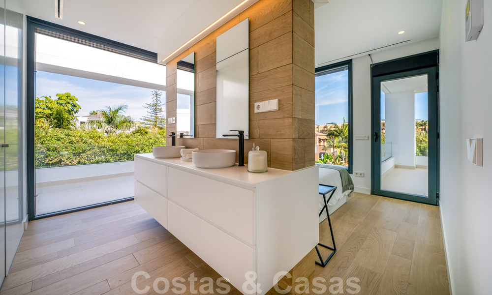 Se vende villa moderna, nueva, lista para entrar a vivir en la Nueva Milla de Oro, entre Marbella y Estepona, a un paso de la playa 38612