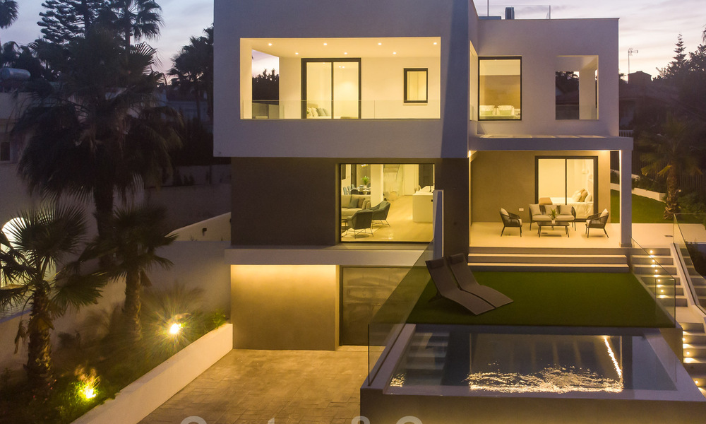 Se vende villa moderna, nueva, lista para entrar a vivir en la Nueva Milla de Oro, entre Marbella y Estepona, a un paso de la playa 38616