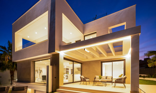 Se vende villa moderna, nueva, lista para entrar a vivir en la Nueva Milla de Oro, entre Marbella y Estepona, a un paso de la playa 38618 