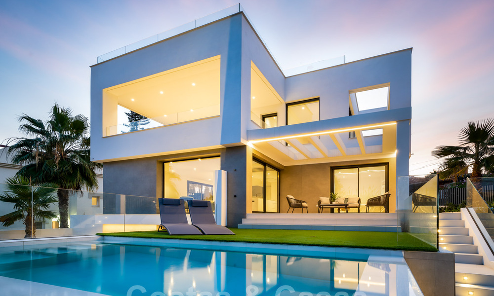 Se vende villa moderna, nueva, lista para entrar a vivir en la Nueva Milla de Oro, entre Marbella y Estepona, a un paso de la playa 38889