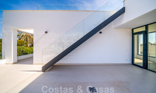 Se vende villa moderna, nueva, lista para entrar a vivir en la Nueva Milla de Oro, entre Marbella y Estepona, a un paso de la playa 38891 