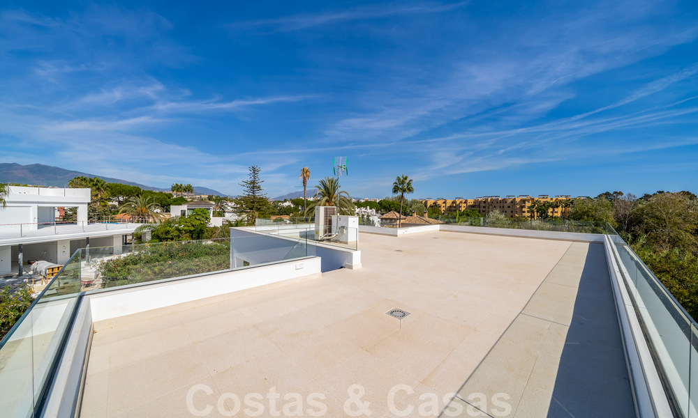 Se vende villa moderna, nueva, lista para entrar a vivir en la Nueva Milla de Oro, entre Marbella y Estepona, a un paso de la playa 38892