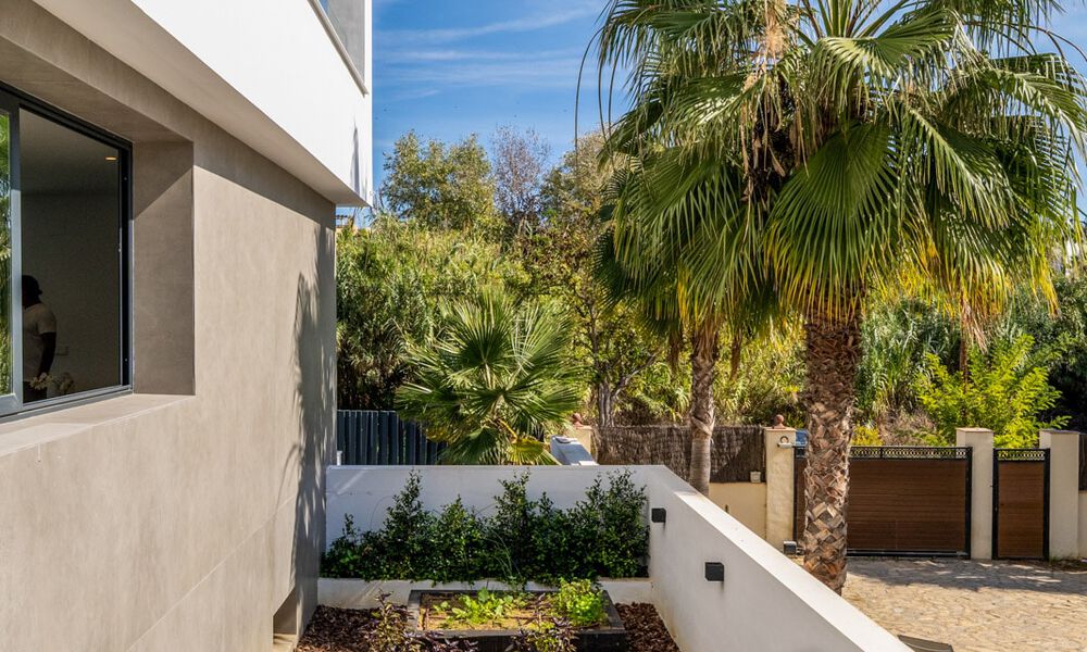 Se vende villa moderna, nueva, lista para entrar a vivir en la Nueva Milla de Oro, entre Marbella y Estepona, a un paso de la playa 38896