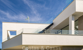 Se vende villa moderna, nueva, lista para entrar a vivir en la Nueva Milla de Oro, entre Marbella y Estepona, a un paso de la playa 38900 