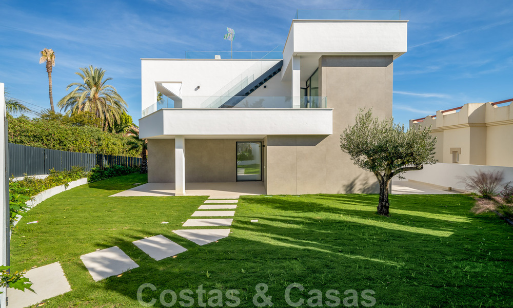 Se vende villa moderna, nueva, lista para entrar a vivir en la Nueva Milla de Oro, entre Marbella y Estepona, a un paso de la playa 38901