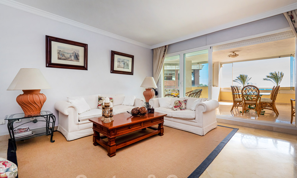 Auténtico apartamento de primera línea de playa en venta con vistas al mar y a un paso de Puerto Banús en Marbella 38619