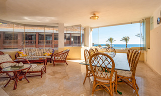 Auténtico apartamento de primera línea de playa en venta con vistas al mar y a un paso de Puerto Banús en Marbella 38620 